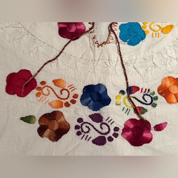 NEW HAND-EMBROIDERED IN MEXICO. Colorful Floral Embroidered White Cotton Top - Picture 2 of 6